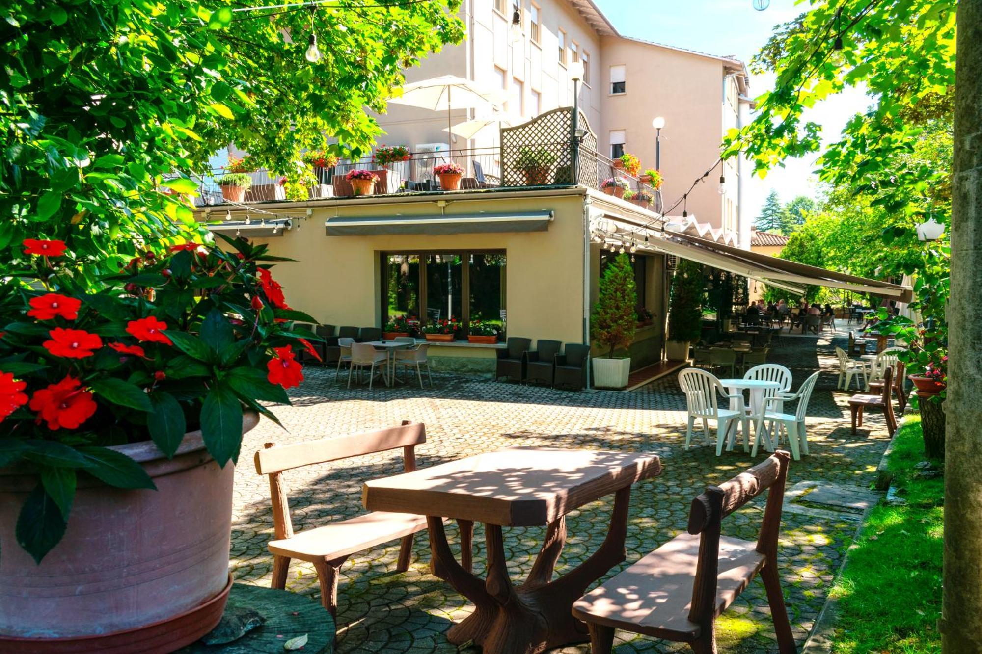 Hotel Falco D'Oro Tole Exterior photo